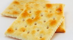 Ti sei mai chiesto perché sui crackers ci sono quei piccoli fori La