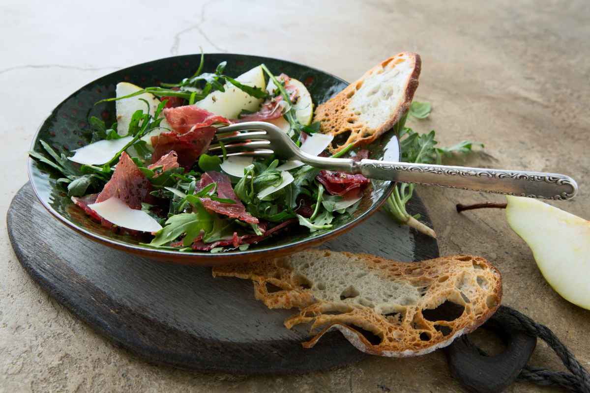 piatto nero con bresaola pere e rucola