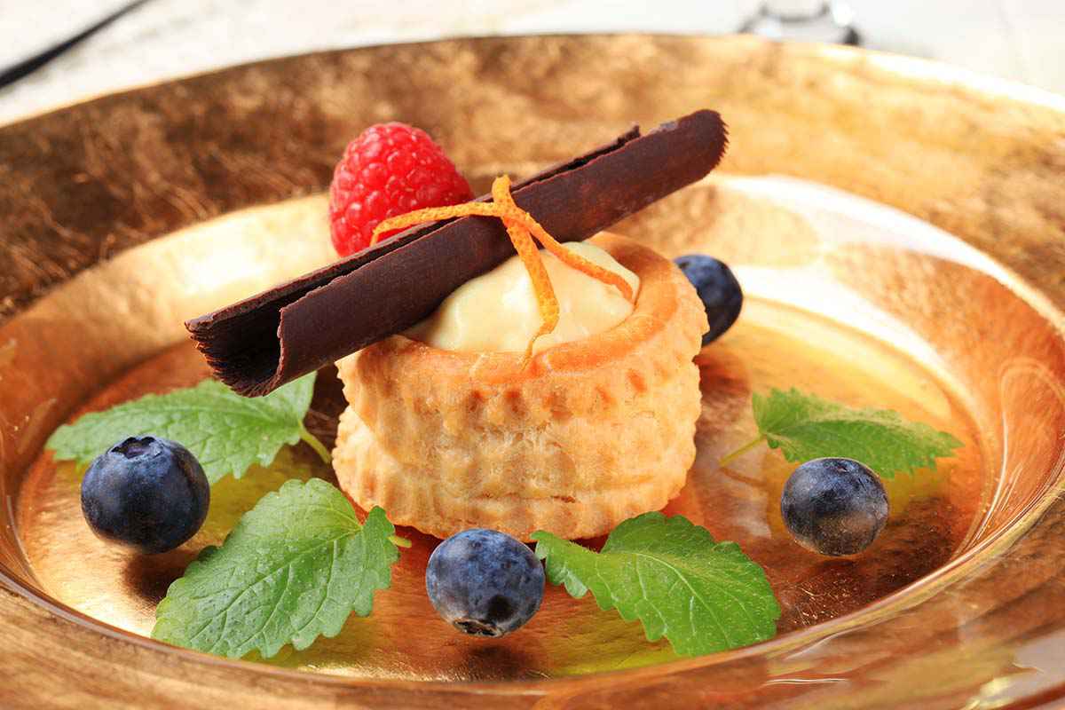 Piatto oro con vol-au-vent con crema allimone