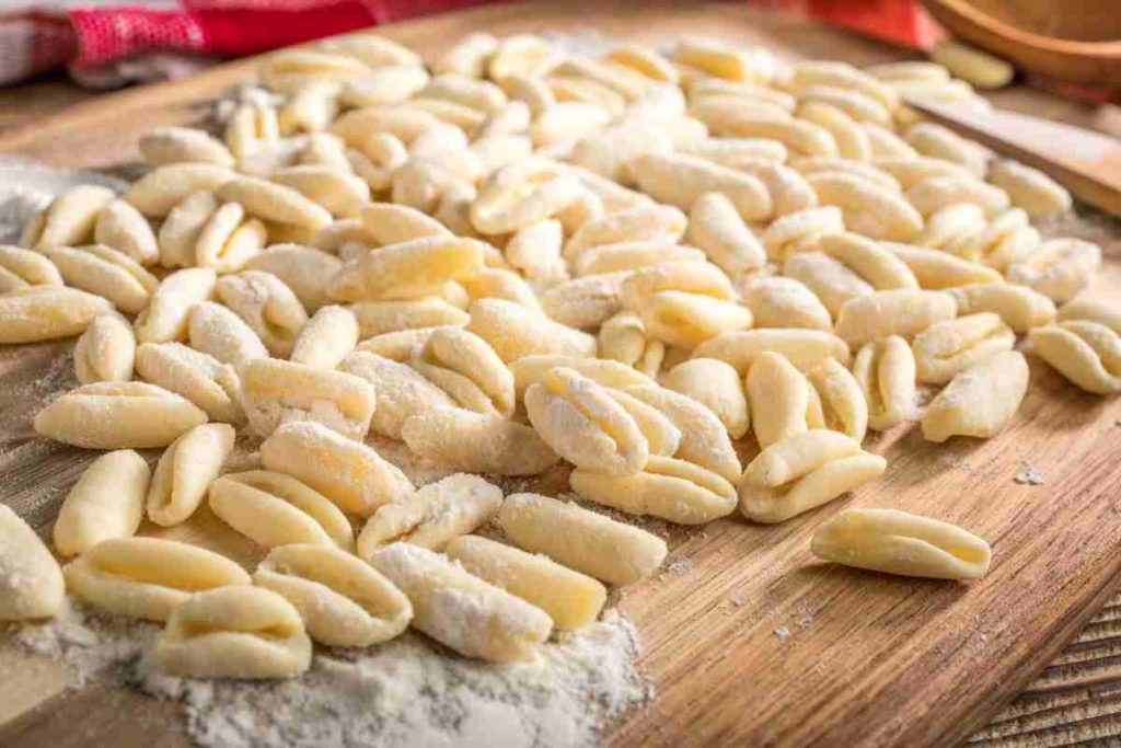 Cavatelli freschi su un tagliere preparati con la ricetta tradizionale