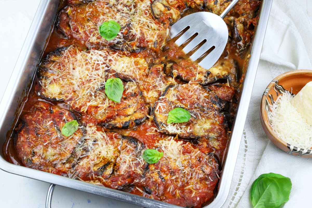 teglia di parmigiana di melanzane con basilico