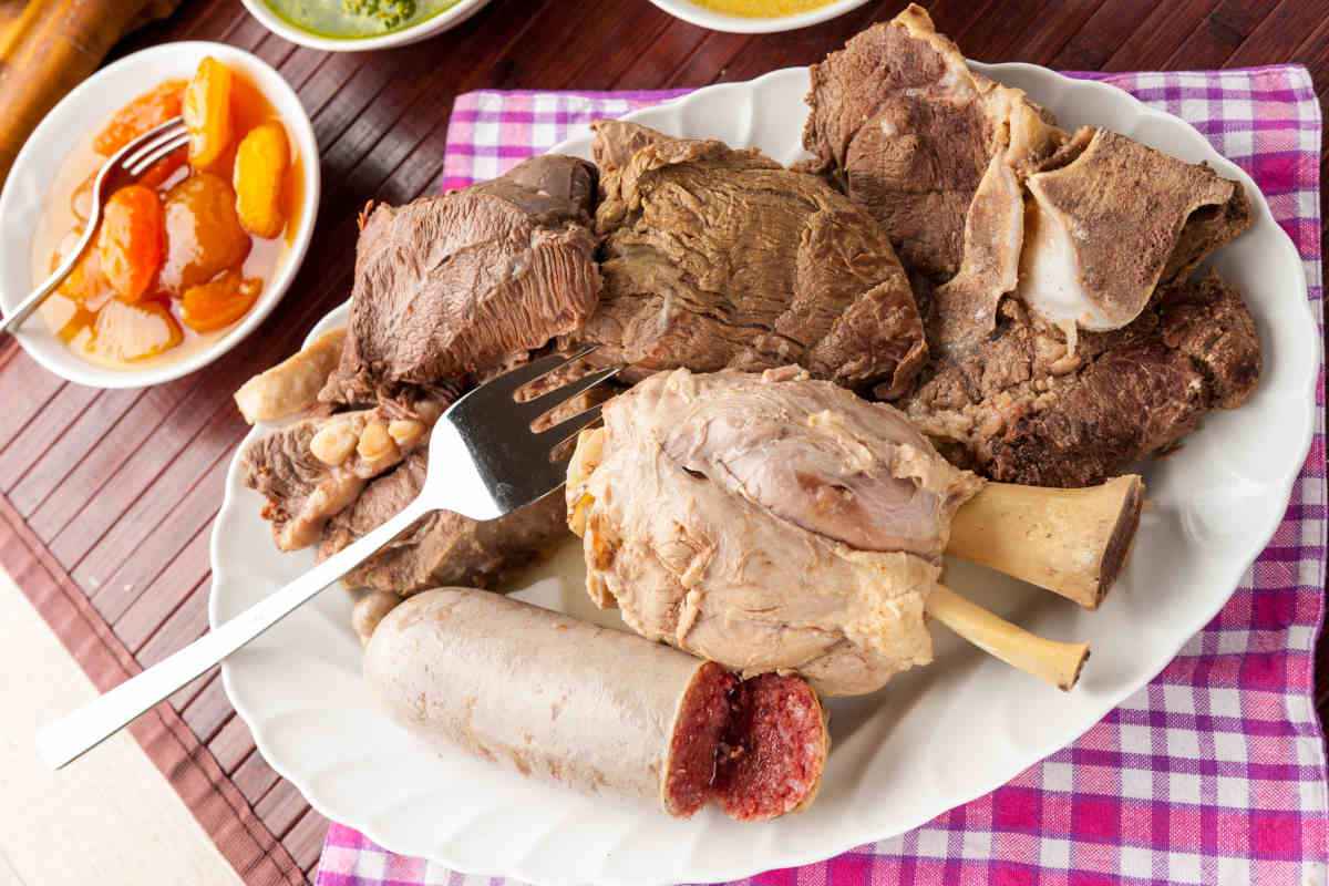 piatto con vari pezzi di bollito misto di carne