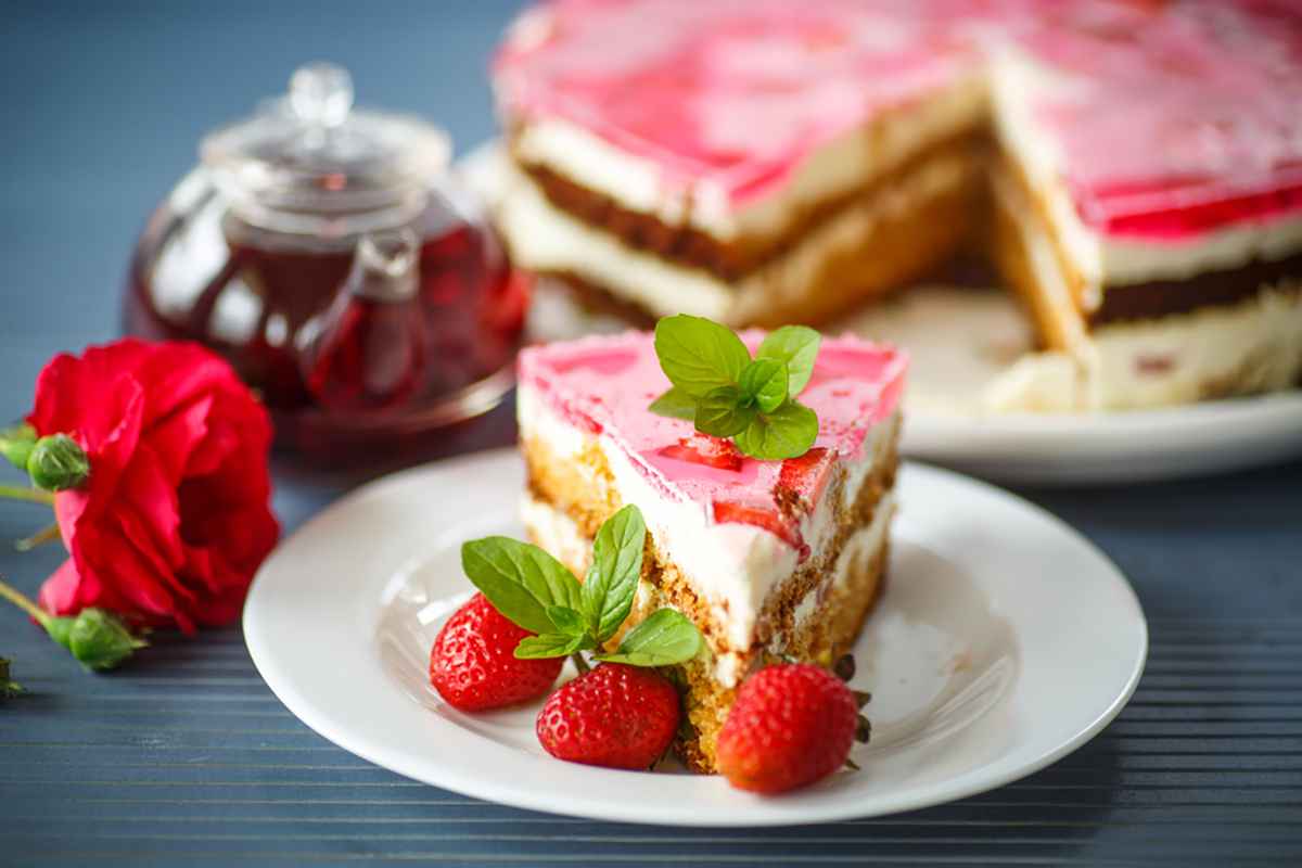 un esempio di torte per la festa della mamma: fetta di torta farcita con fragole, una delle ricette ricette facili da realizzare