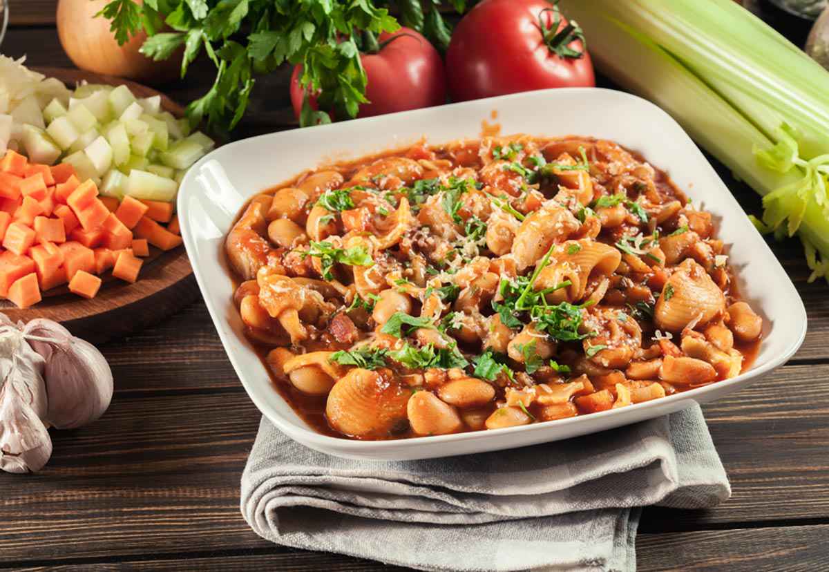 Pasta e fagioli con carote, prezzemolo, aglio e sedano