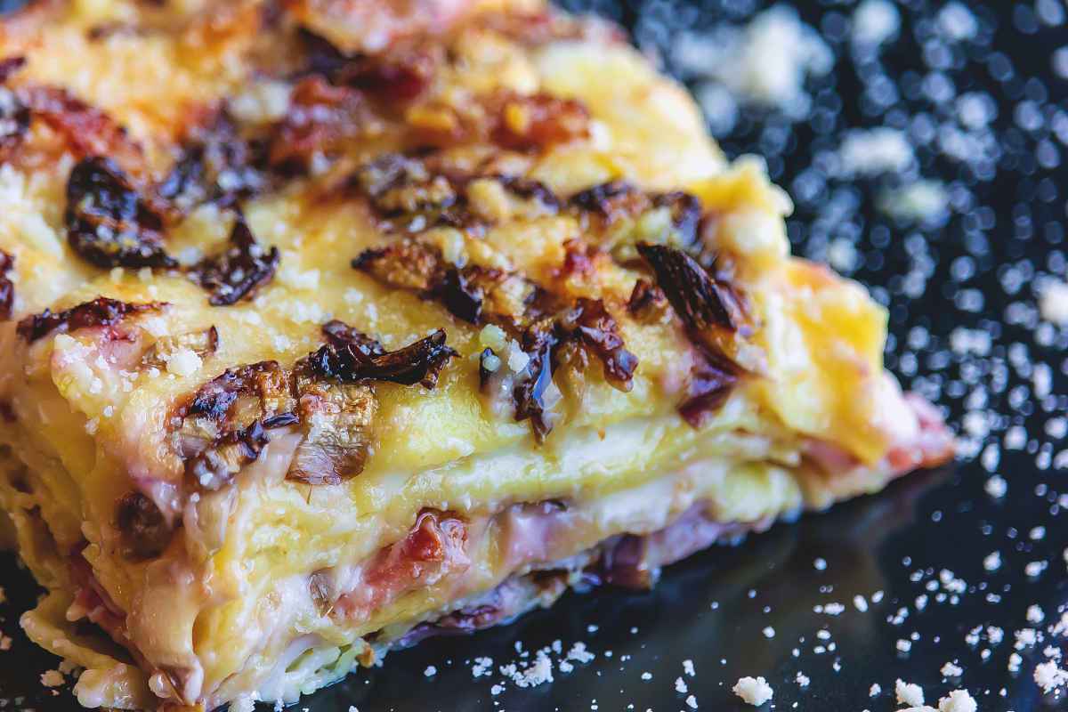 porzione di lasagne al radicchio con speck e besciamella