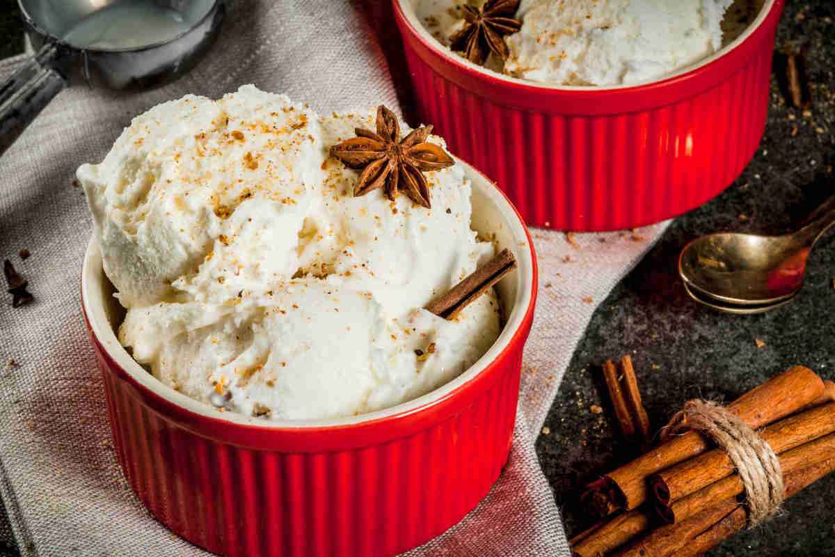 Coppette di pandoro con gelato e panna montata