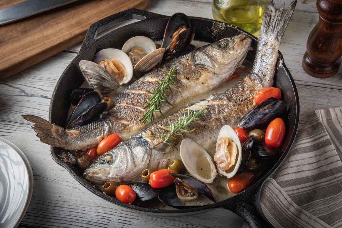 padella con spigola all'acqua pazza e pomodorini