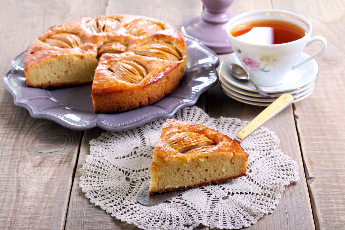 fetta di torta di mele senza lievito con tazza di tè