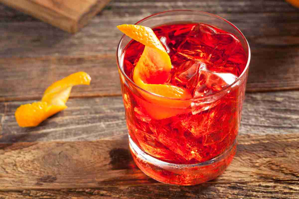 Negroni sbagliato guarnito con scorza di arancia in un bicchiere