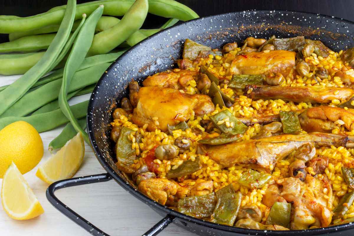 Ricetta della paella di Valencia con pollo e coniglio