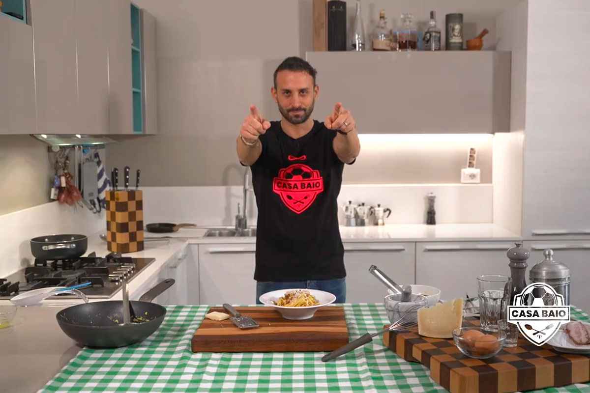 Manuele Baiocchini che prepara la pasta alla carbonara