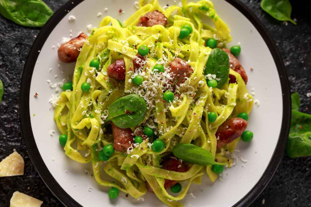 primi piatti di pasqua tagliatelle ai piselli e salsiccia