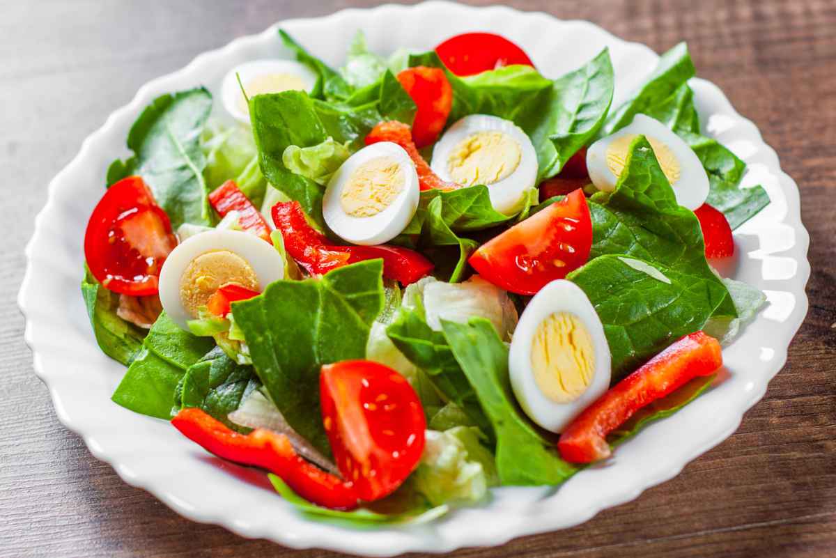 insalata sfiziosa con pomodori e uova sode