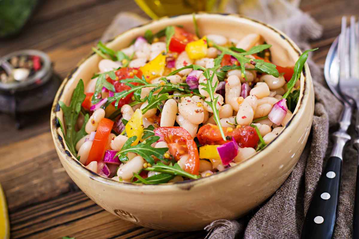 insalata di pomodori sfiziosa con fagioli cannellini