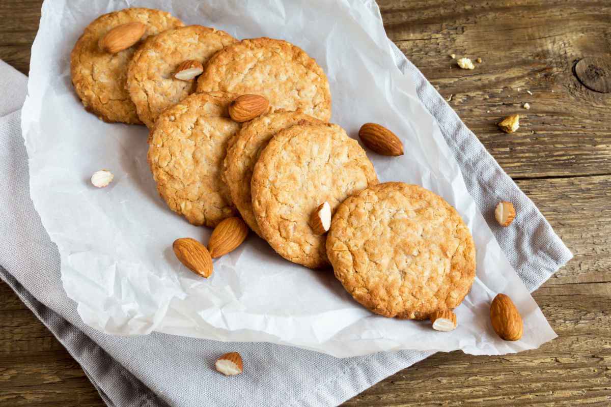 Biscotti light con le mandorle su carta forno