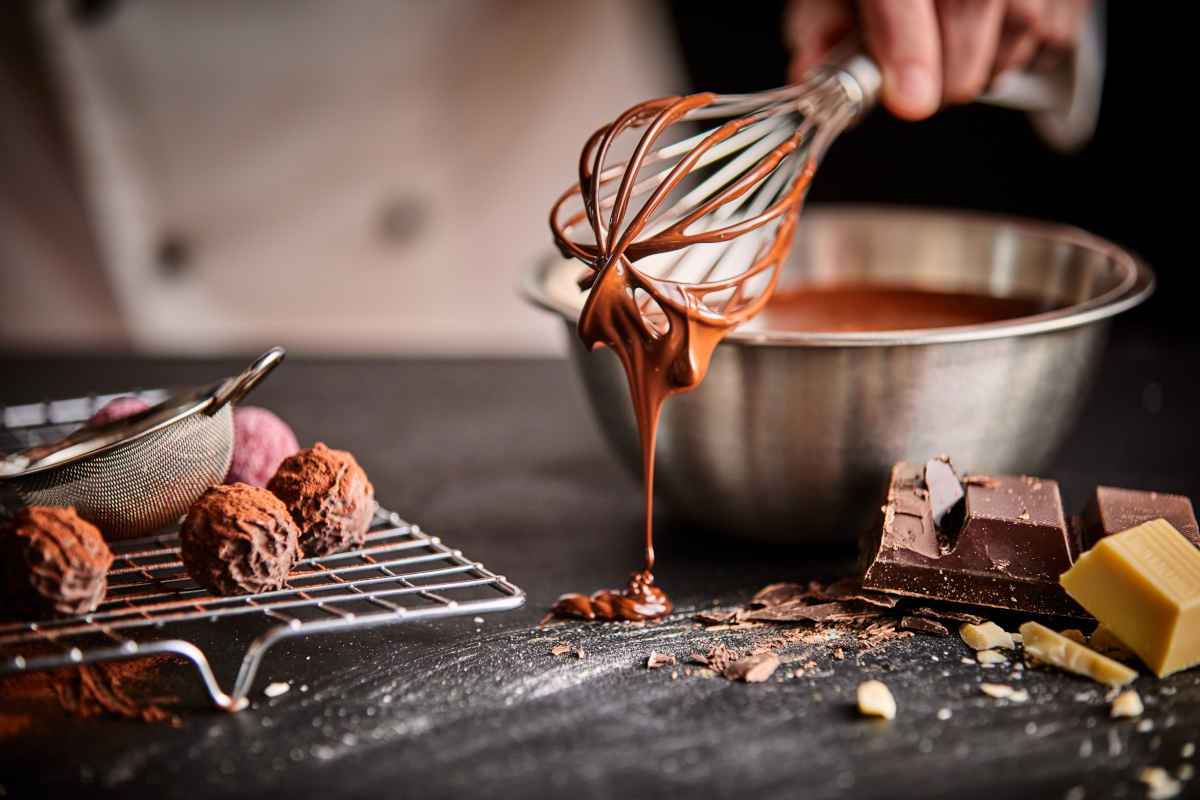 pasticcere che prepara cioccolatini e caramelle come willy wonka