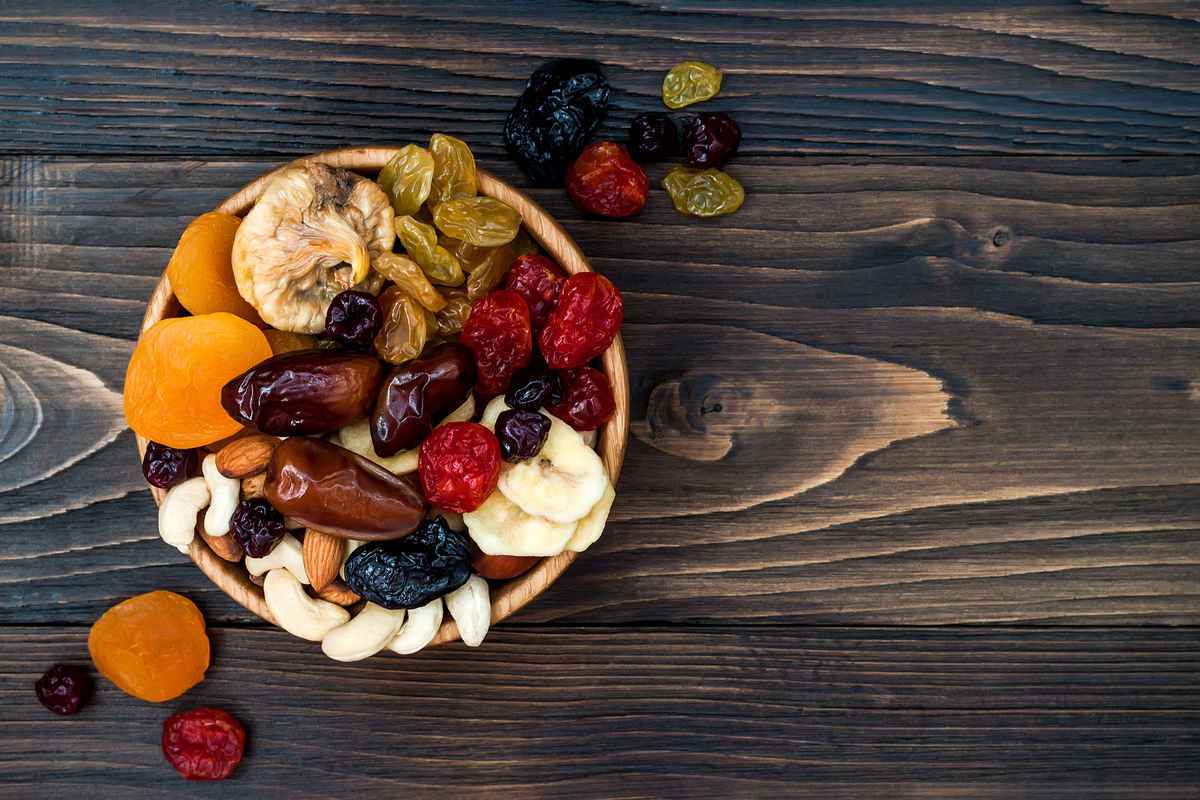 ciotola con diversi tipi di frutta secca per la colazione