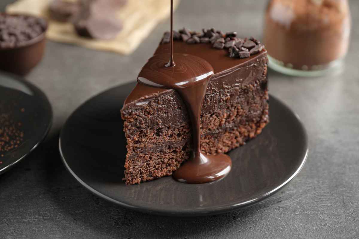 torta al cioccolato con salsa al cioccolato