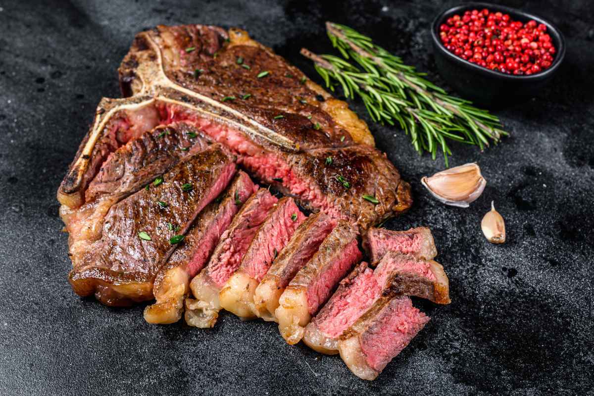 bistecca fiorentina tagliata a pezzi