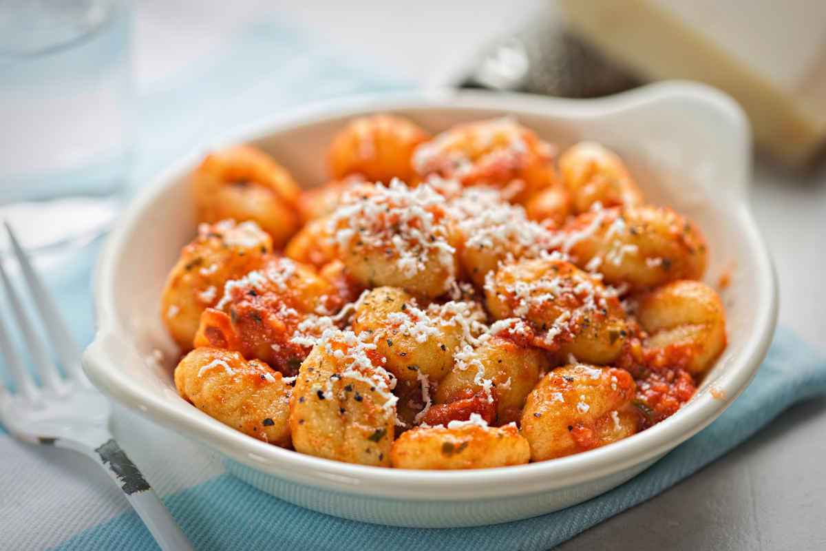 terrina con gnocchi al pomodoro e formaggio grattugiato