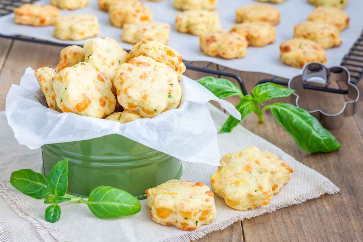 ciotola con biscotti salati al formaggio