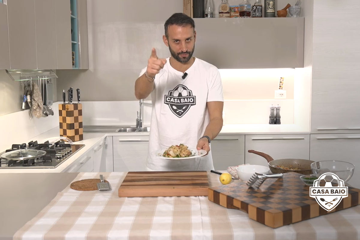 Manuele Baiocchini mentre prepara dei calamari ripieni