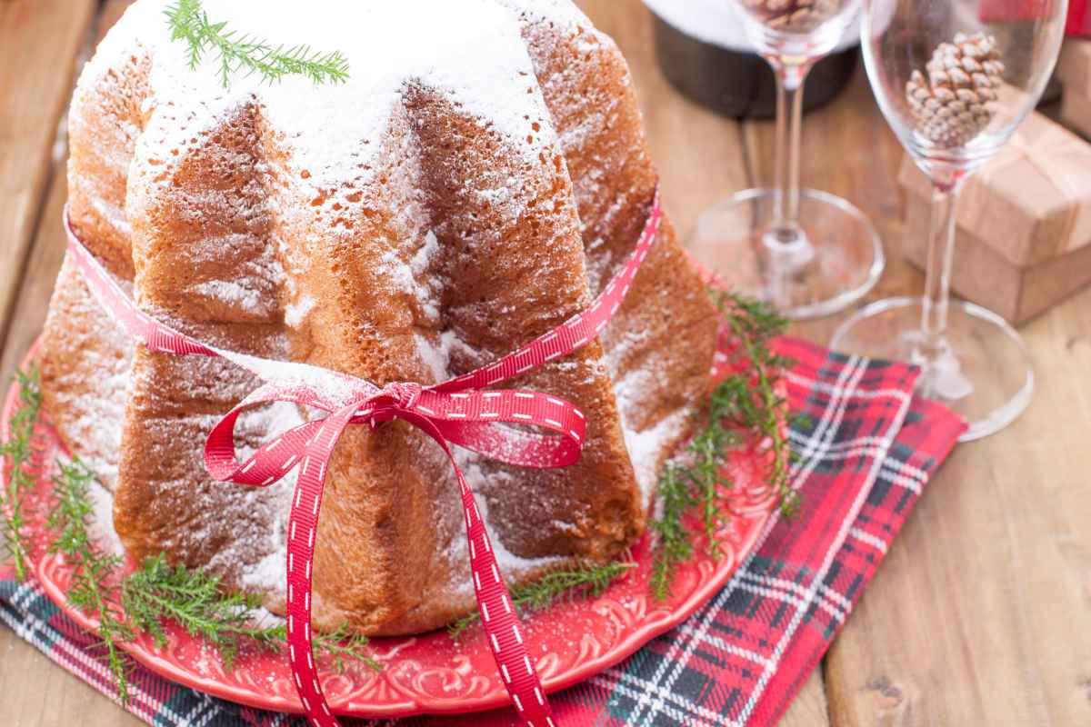 Pandoro da affettare e farcire con creme sulla tavola natalizia