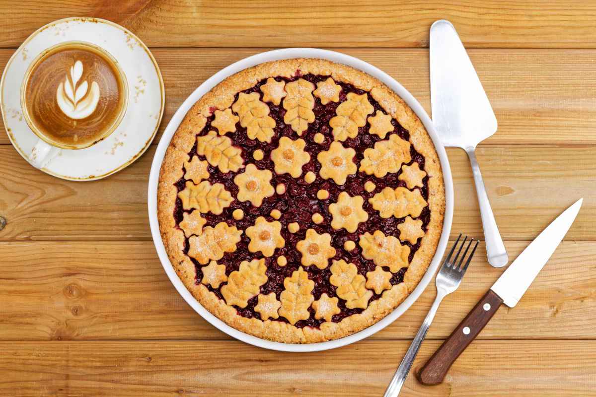 crostata decorata di pasta frolla