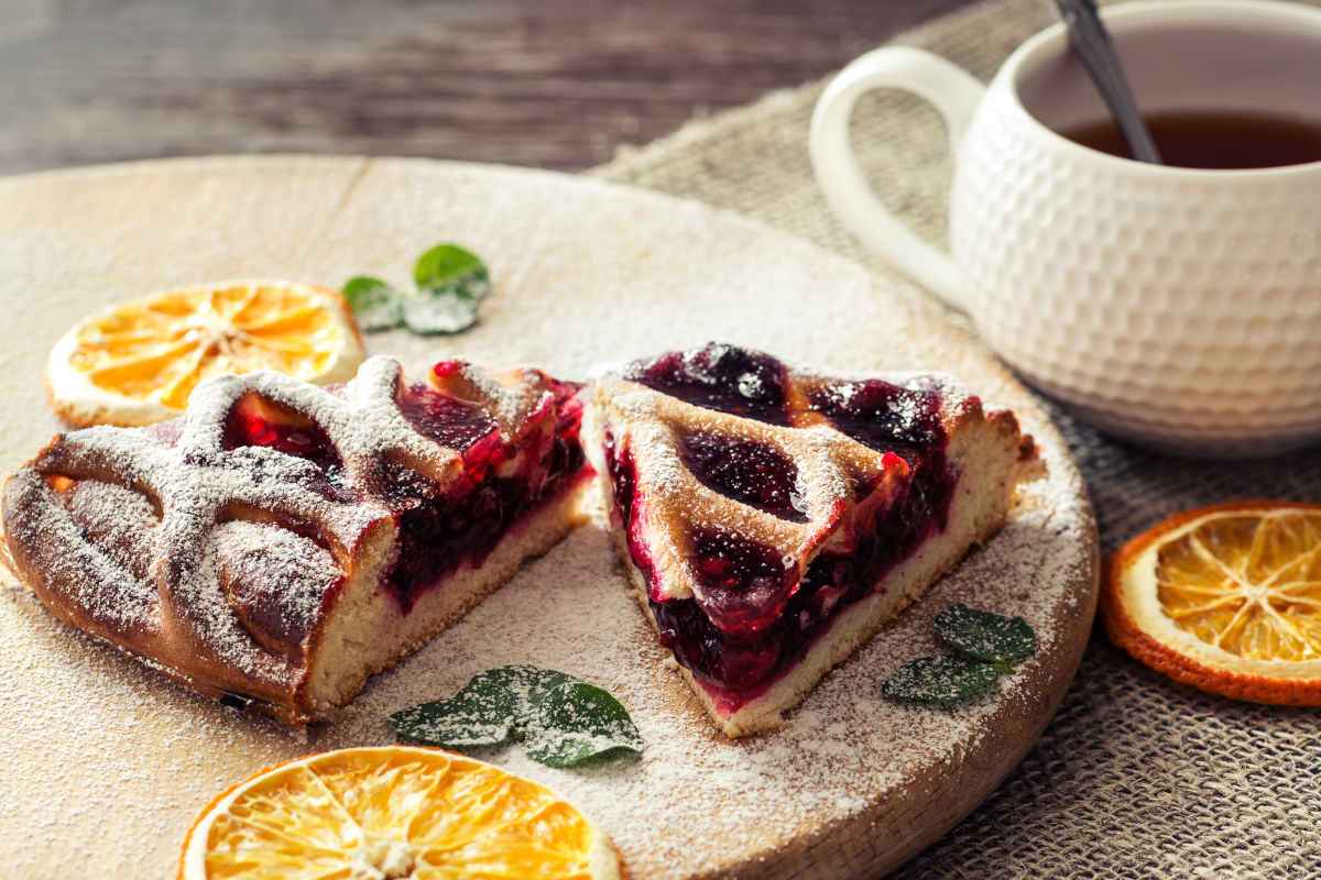 crostata morbida con marmellata di frutti rossi