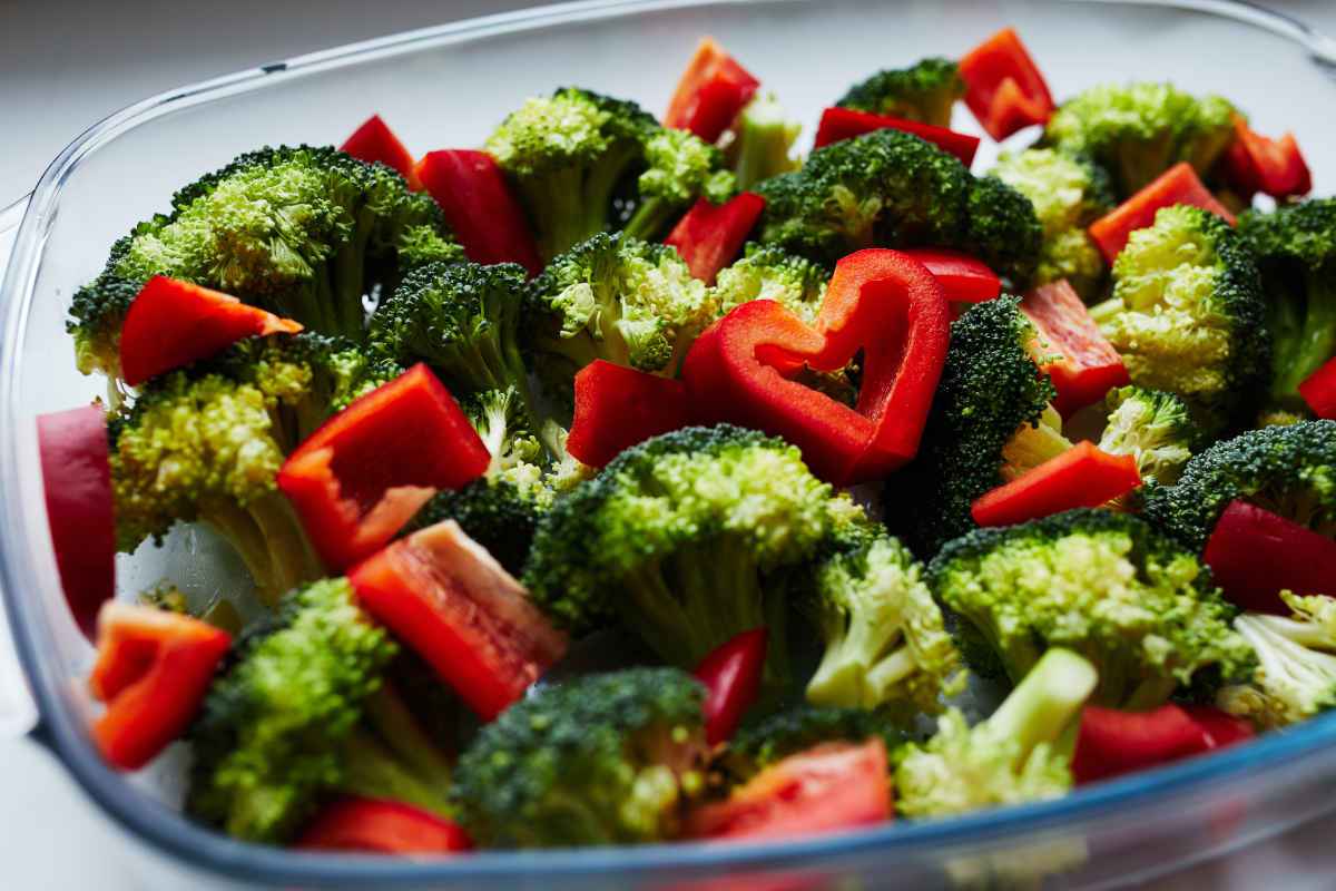 broccoli e peperoni in pirofila per contorni light