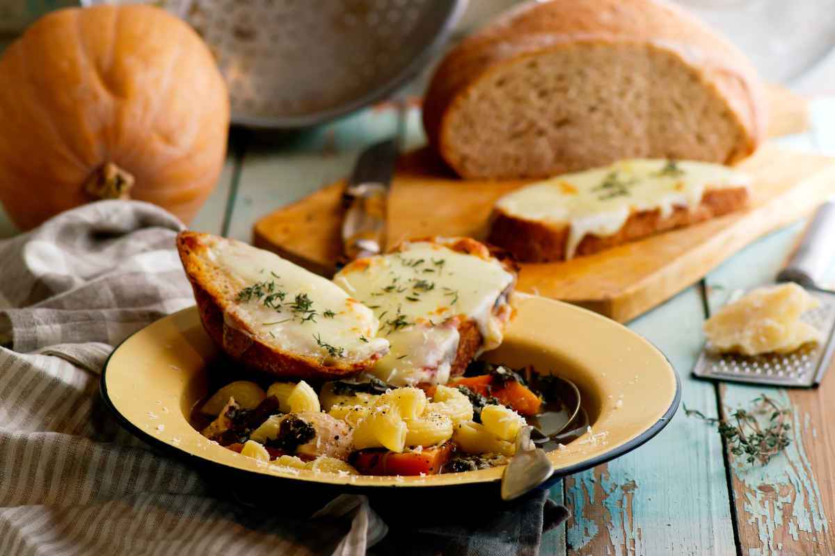 piatto di verdure con bruschette alla fontina