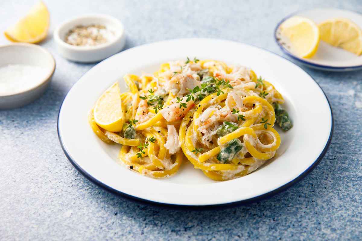 pasta tipo linguine al granchio e asparagi