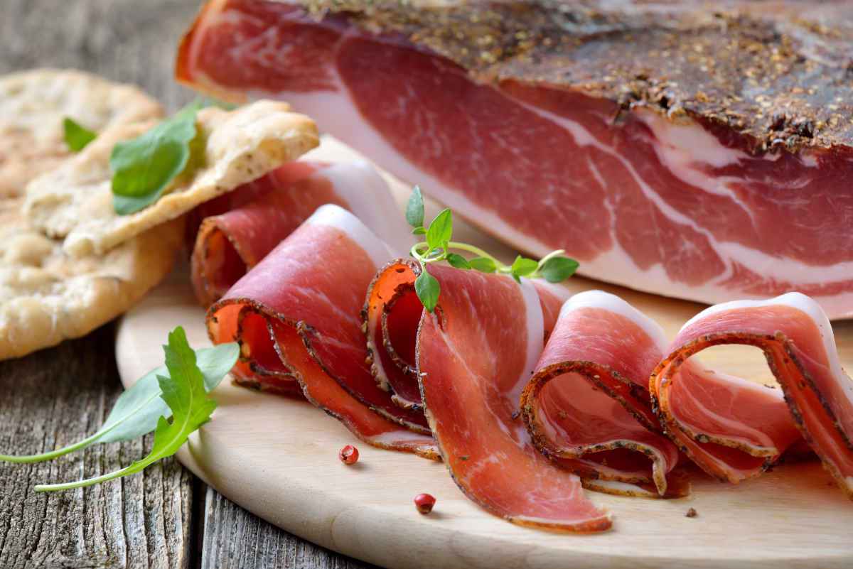 speck affettato su tagliere