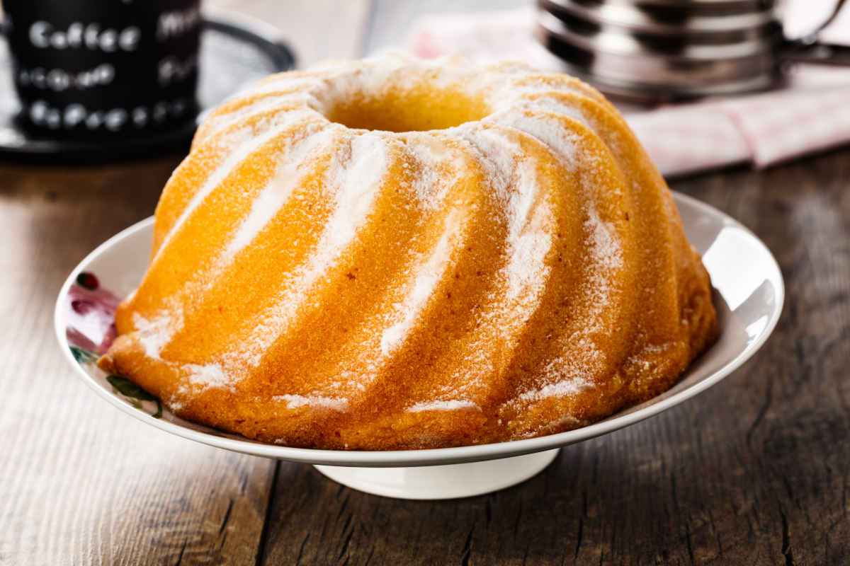 ciambelloni soffici spolverati con zucchero a velo