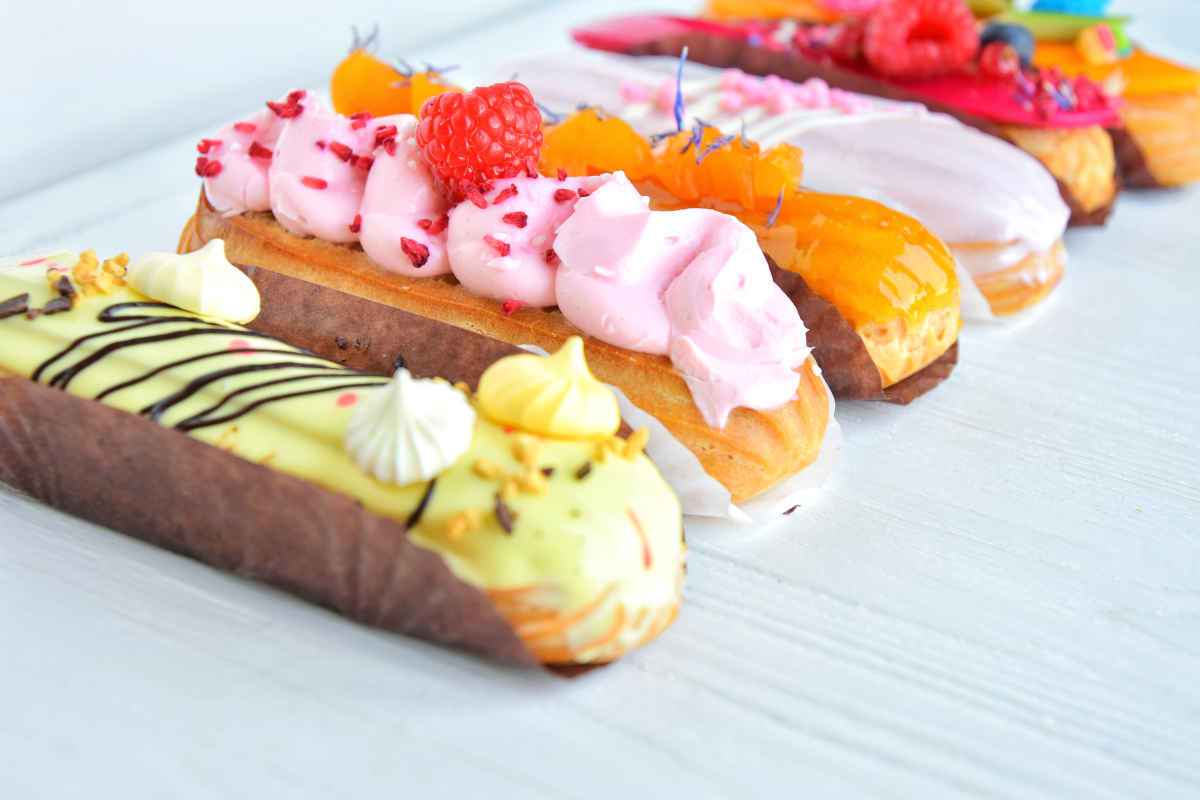 eclairs misti, dolci francesi farciti con creme