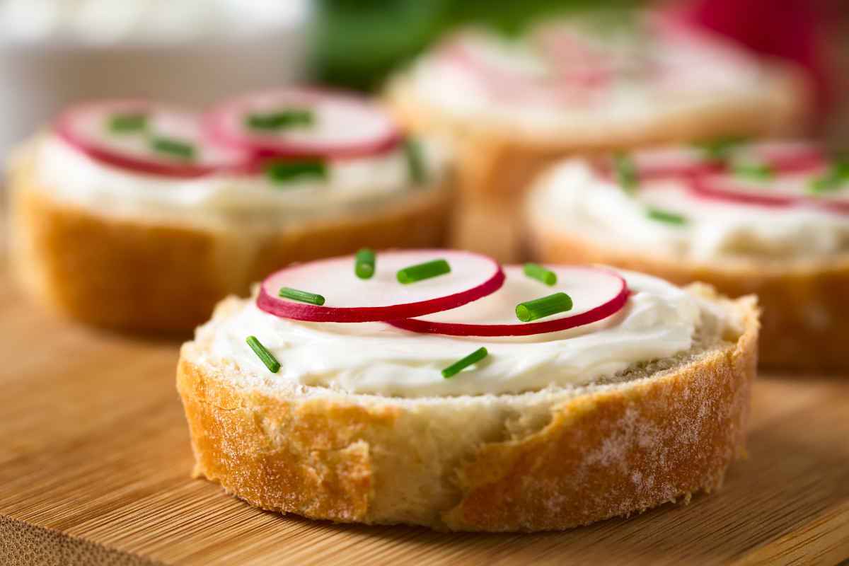 fetta di pane con formaggio spalmabile e ravanelli