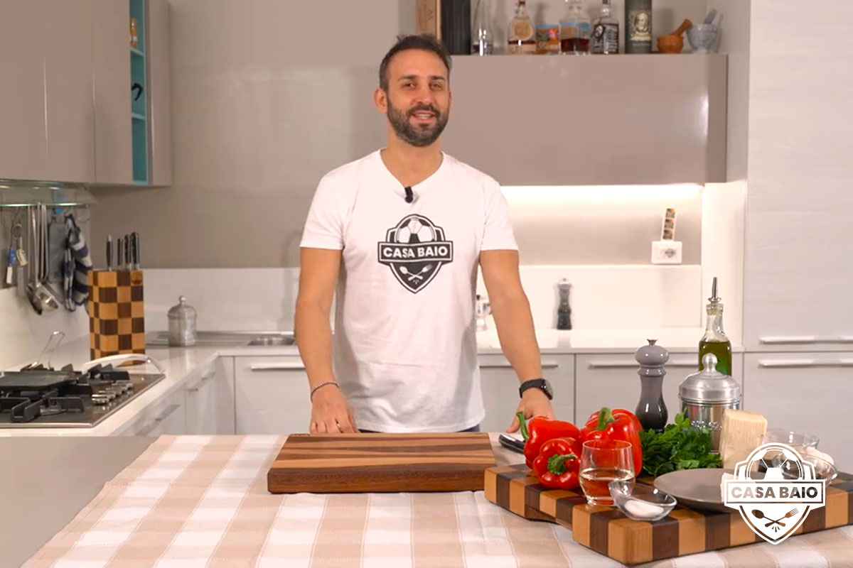 Manuele Baiocchini in cucina mentre prepara degli involtini di peperoni