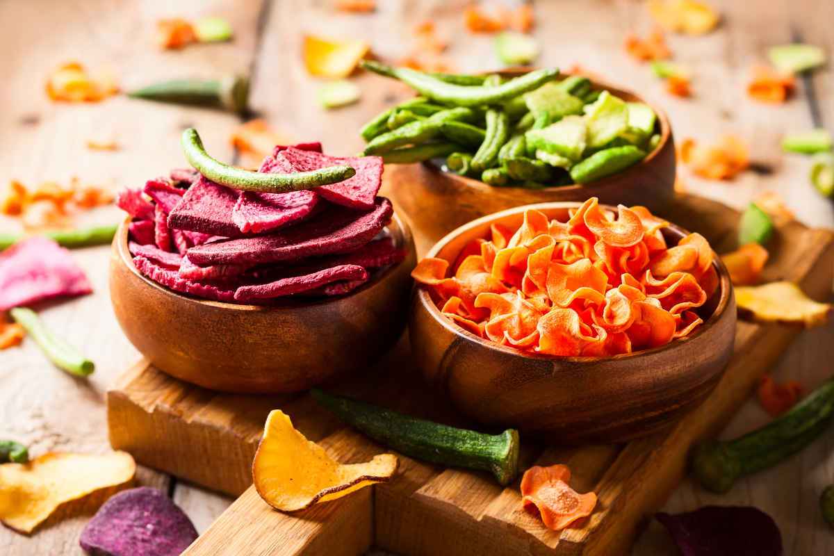 ciotole con vari tipi di chips per l'aperitivo con verdure