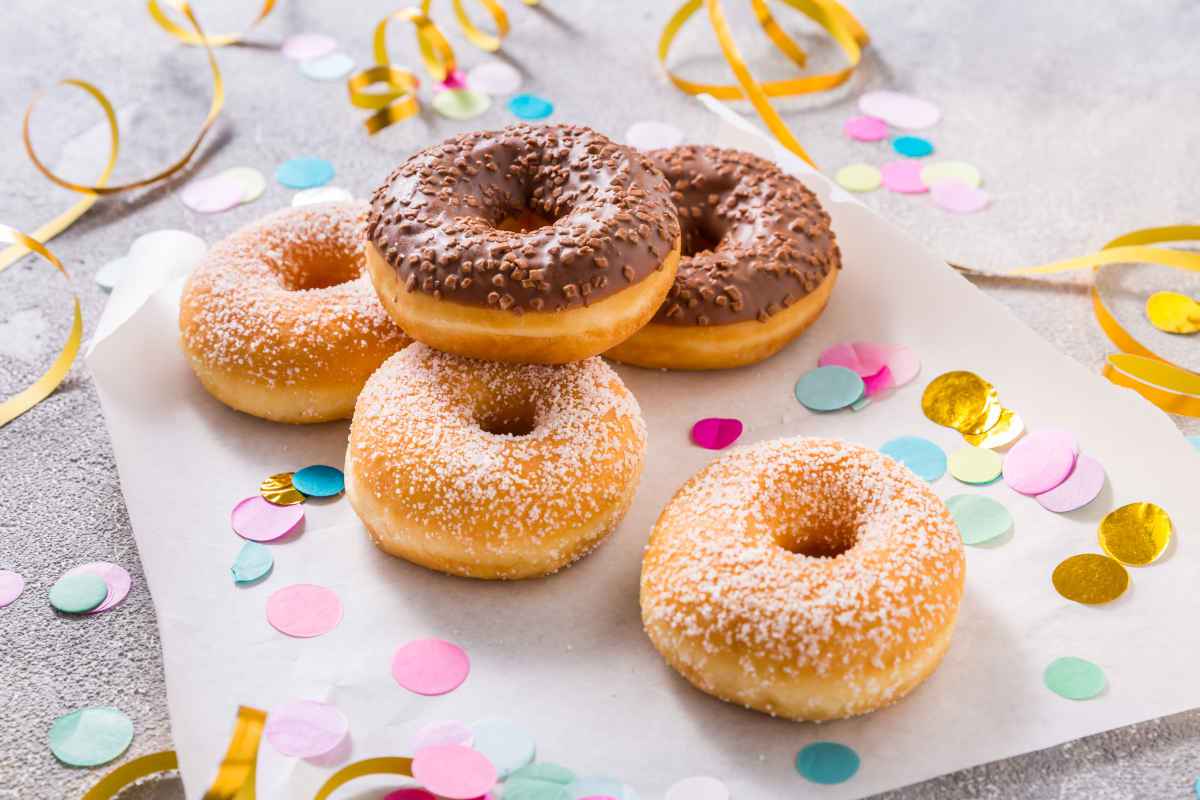 vari tipi di ciambelle per la colazione di carnevale