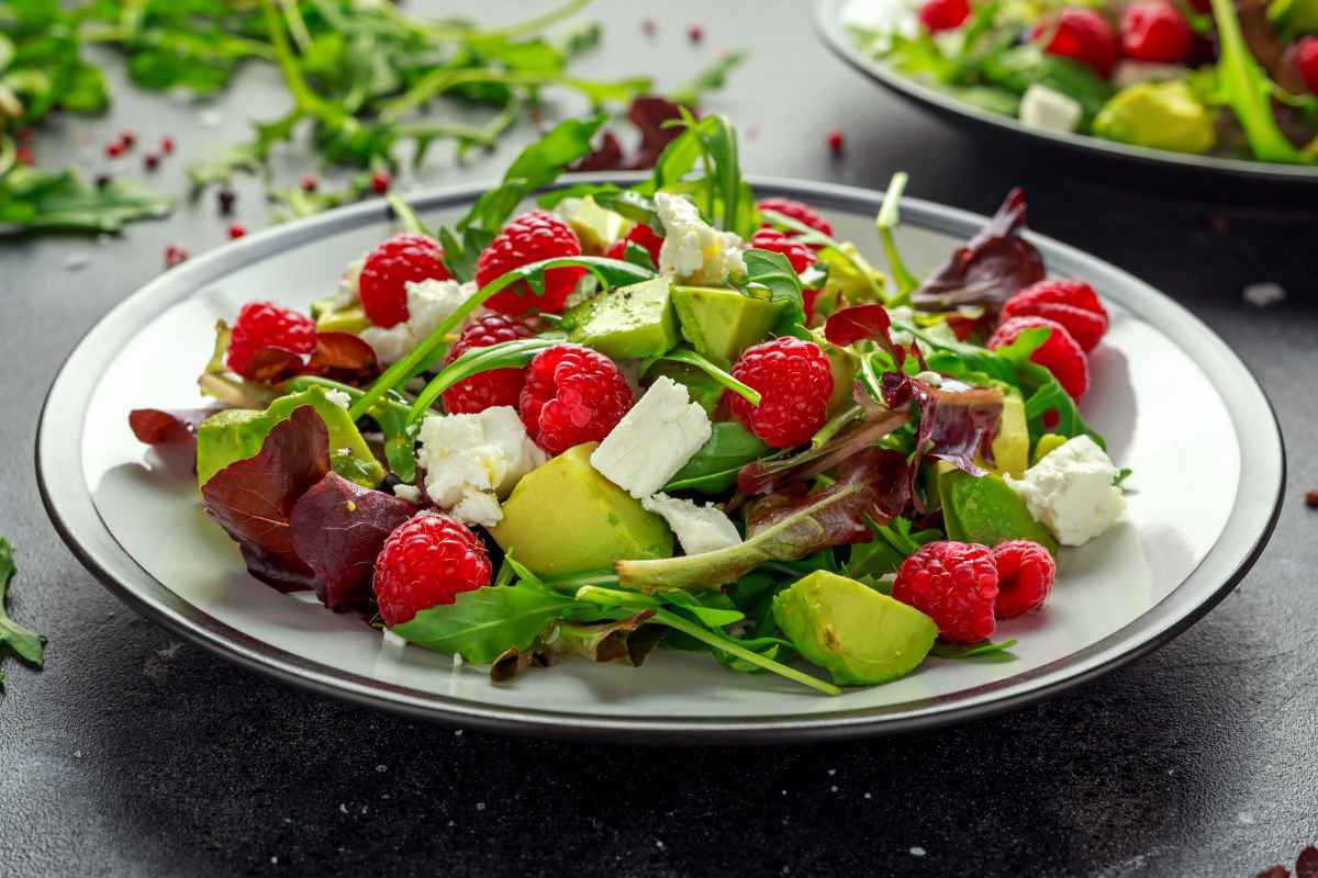 insalata di avocado, lamponi e feta