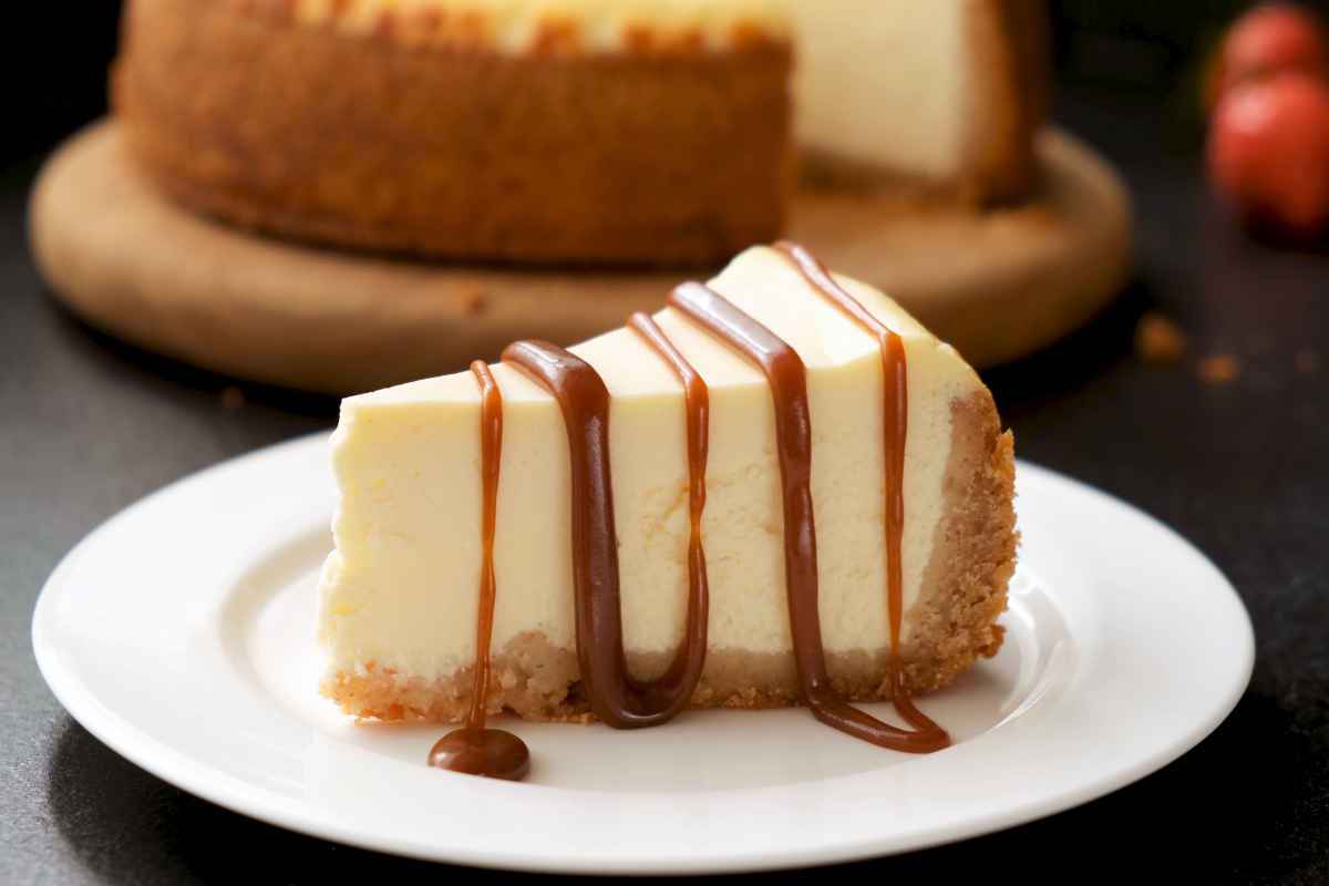 fetta di cheesecake al caramello