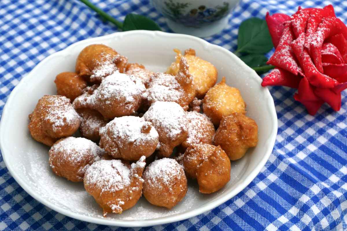 piatto con fritelle dolci vegane per carnevale