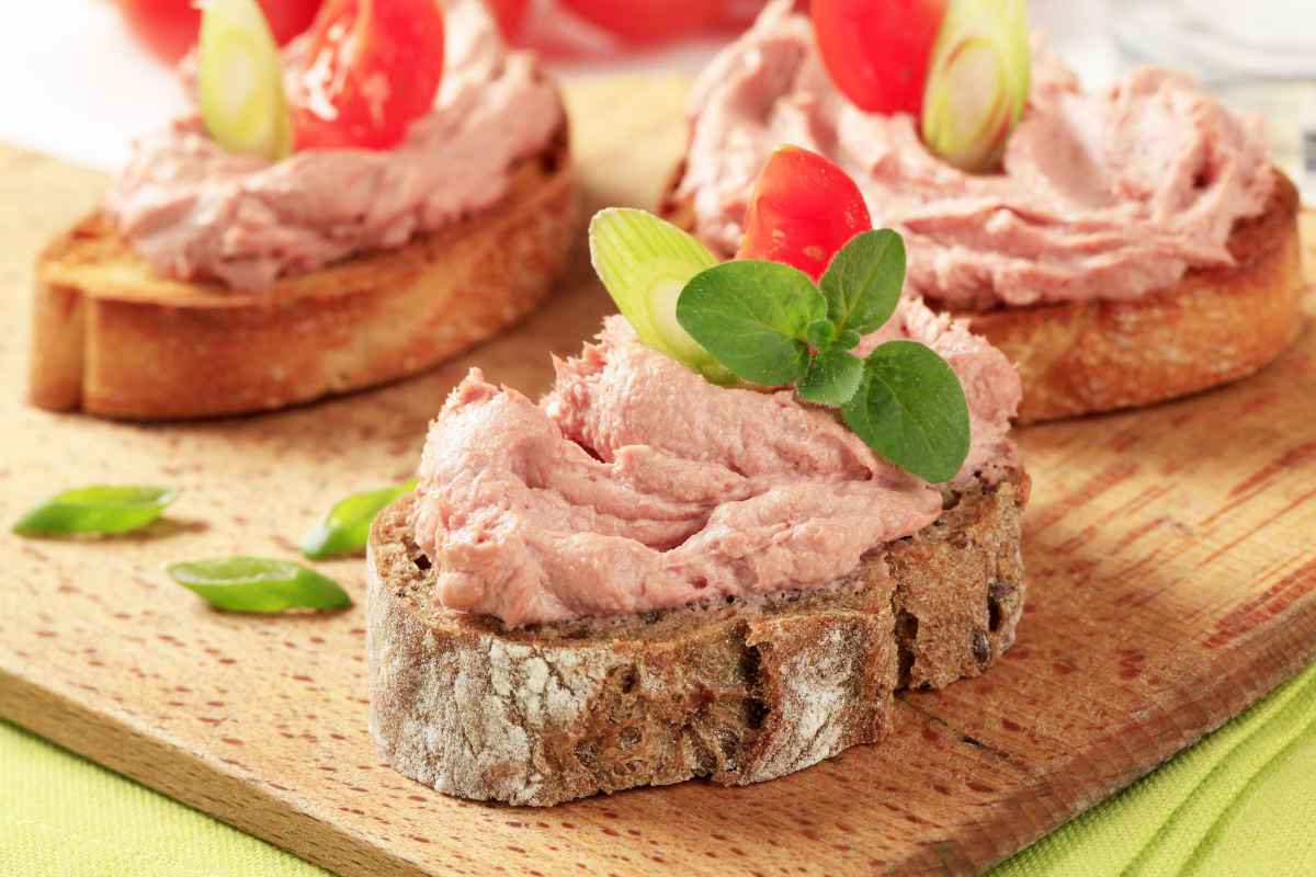 bruschette con mousse rosa per un menu colorato