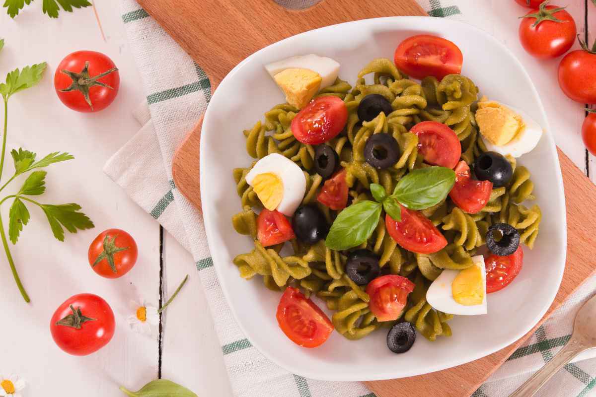 piatto con fusilli pomodori olive e uova sode