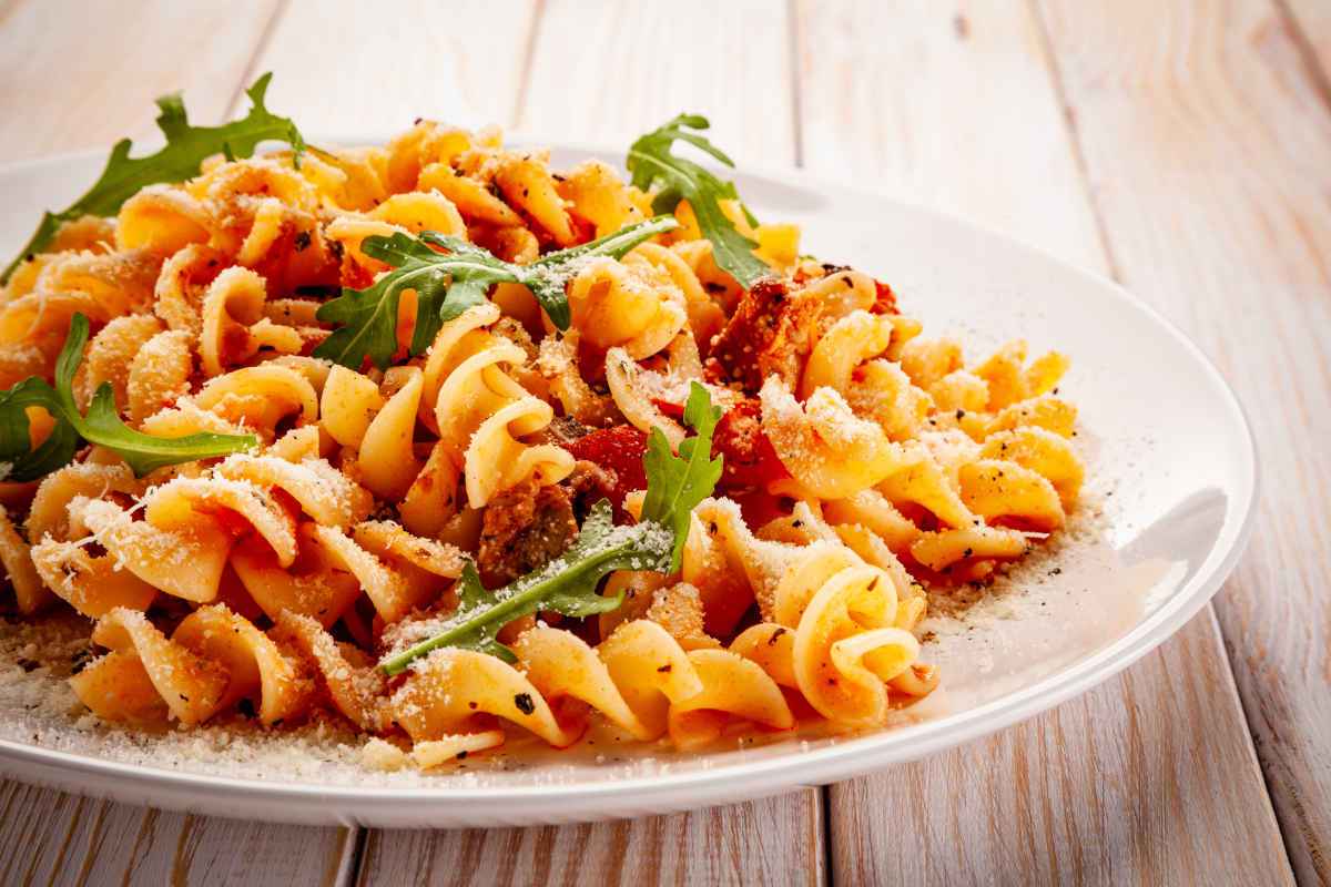 piatto di fusilli al sugo e rucola