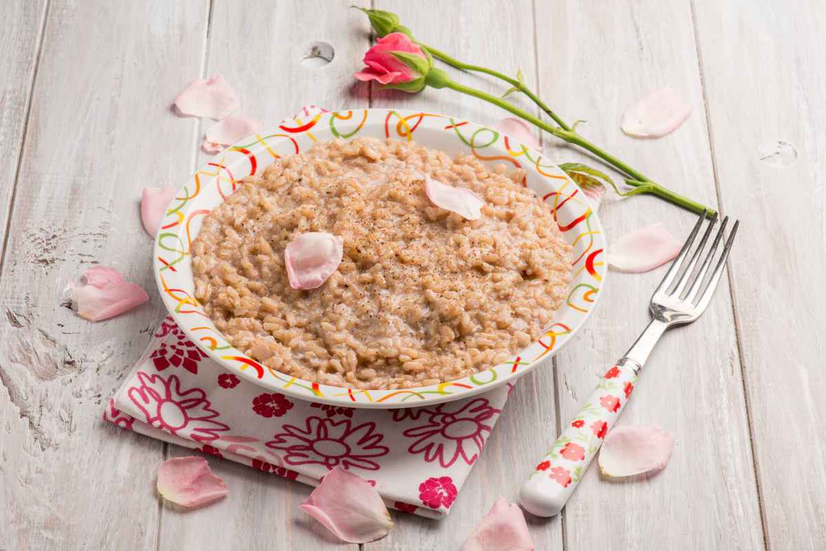 piatto con risotto con petali di rose