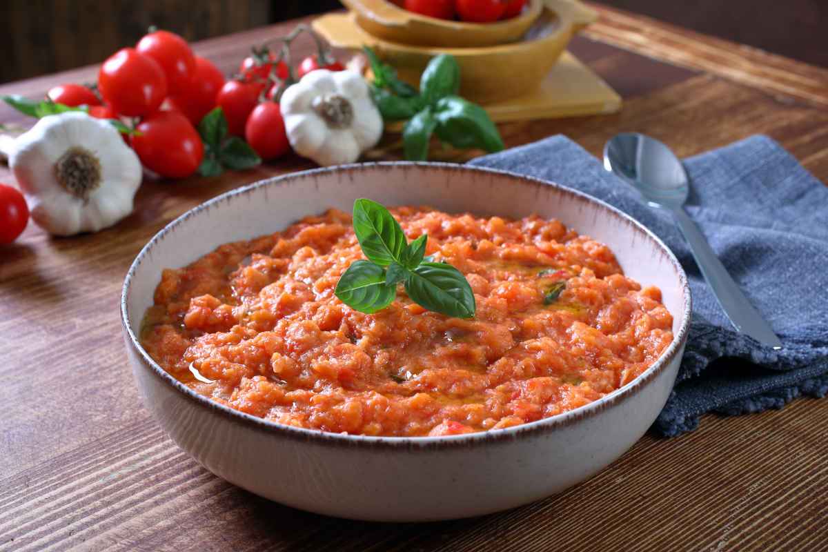 ciotola con pappa col pomodoro, una delle ricette della cucina povera toscana