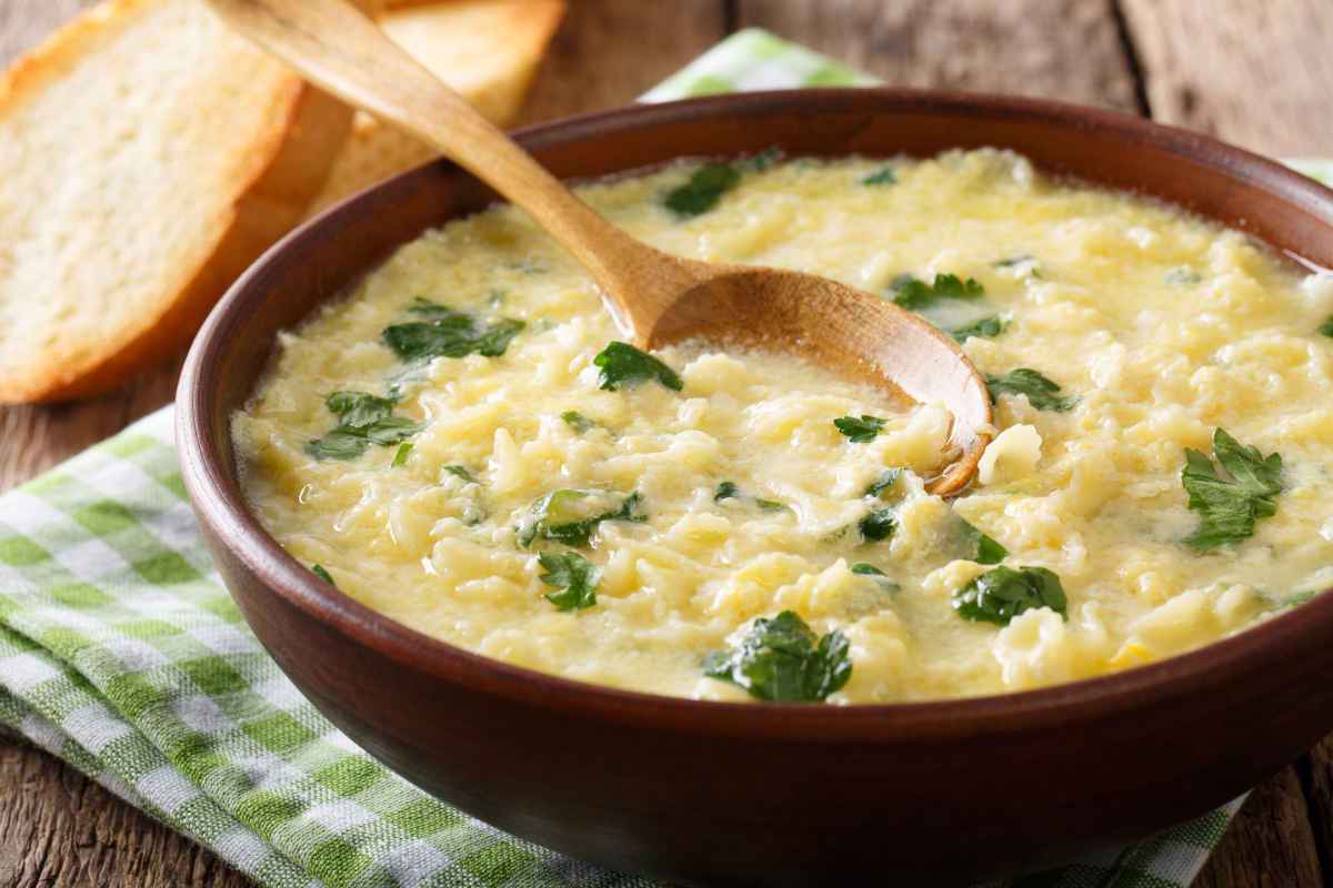 ciotola con zuppa di brodo e pastina