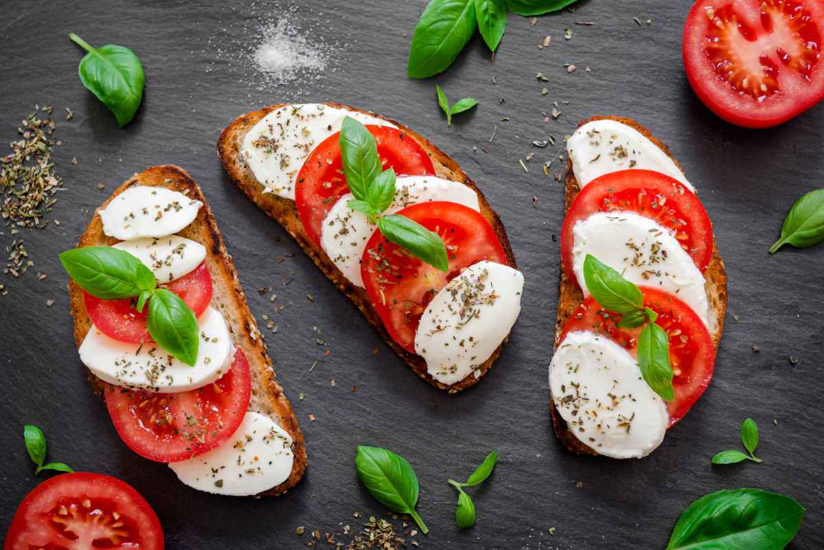 vassoio di ardesia con bruschette tricolore per il menu dell'unità d'italia