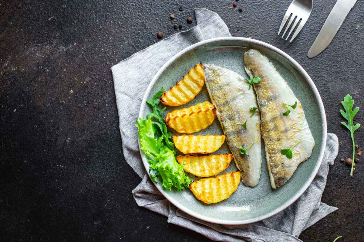 filetti di pesce persico con contorno di patate